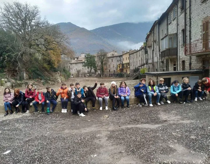 Alcuni alunni della media “Volponi“ di Urbino in visita a Cantiano per la consegna dei libri