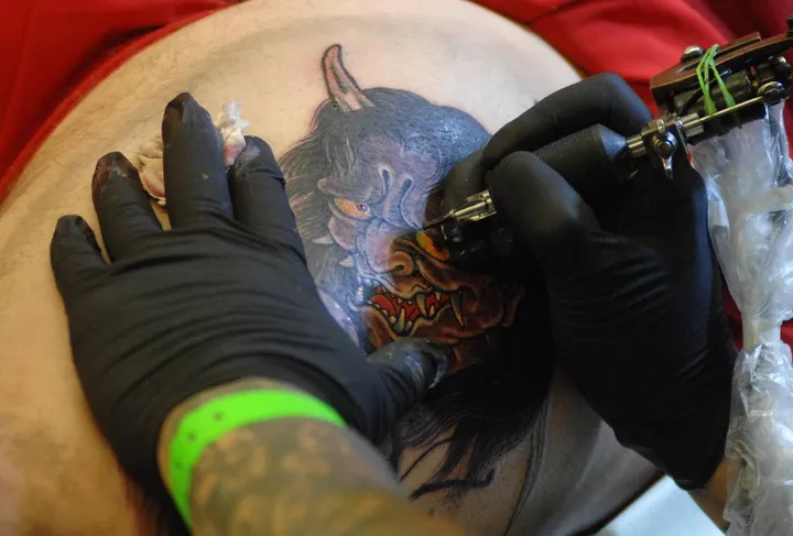 La realizzazione di un tatuaggio