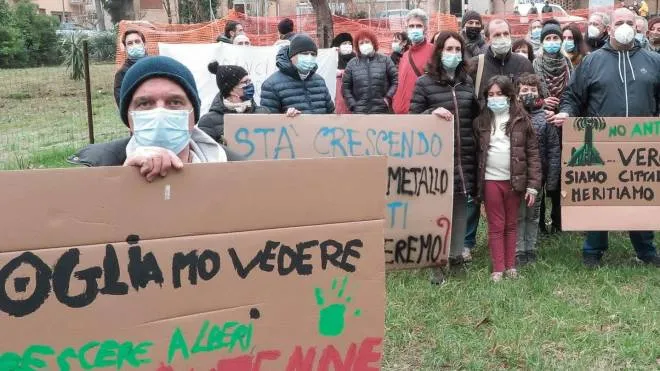 Sit-in di protesta organizzato in via Argelli a Rimini contro le antenne