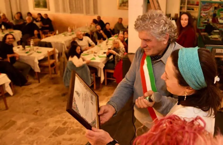 Una targa è stata consegnata dal sindaco Elio Ivo Sassi per la festa dei Due Pini