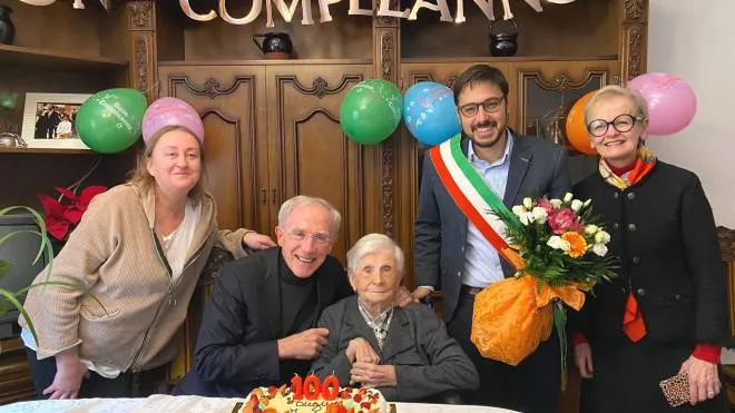 Ida Santini, festeggiata ieri per il 100esimo compleanno dai figli, dagli amici e anche dal sindaco Barbieri