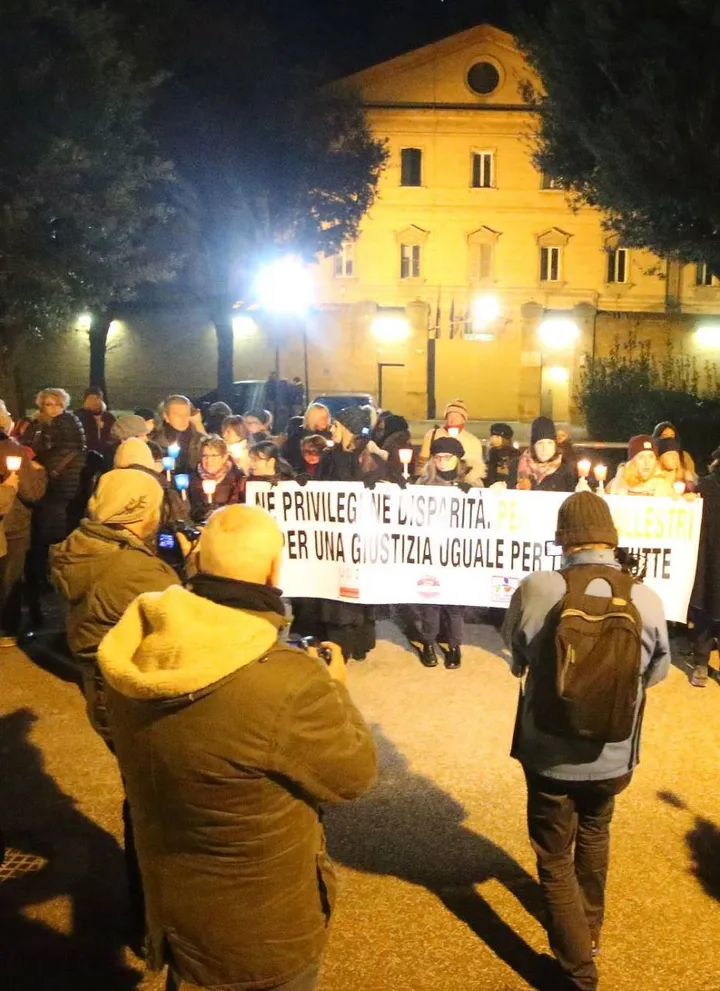 Una manifestazione a Ravenna contro la violenza sulle donne davanti al carcere (foto di repertorio)