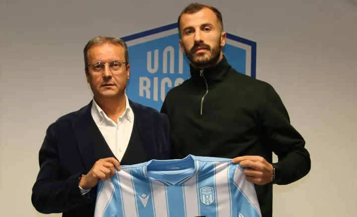 Il difensore albanese, 27 anni compiuti a settembra, Tom Syku arriva allo United Riccione dal Cjarlins Muzane. Otto presenze per lui con i friulani
