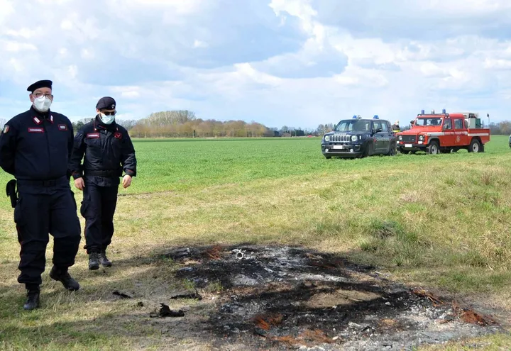 Sopralluogo dei carabinieri sul luogo dove fu scoperta l’auto bruciata (Foto Bp)