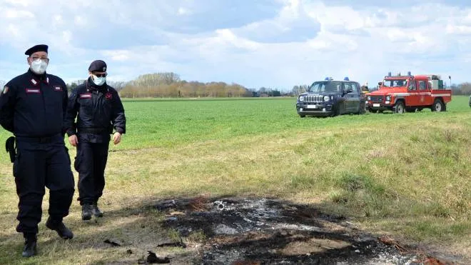 Sopralluogo dei carabinieri sul luogo dove fu scoperta l’auto bruciata (Foto Bp)