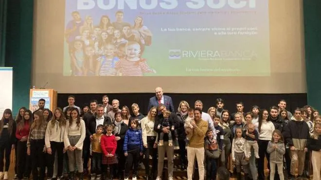 Foto di gruppo per tutti i ragazzi e i bambini premiati con il Bonus soci da RivieraBanca durante la cerimonia che si è svolta a Cattolia