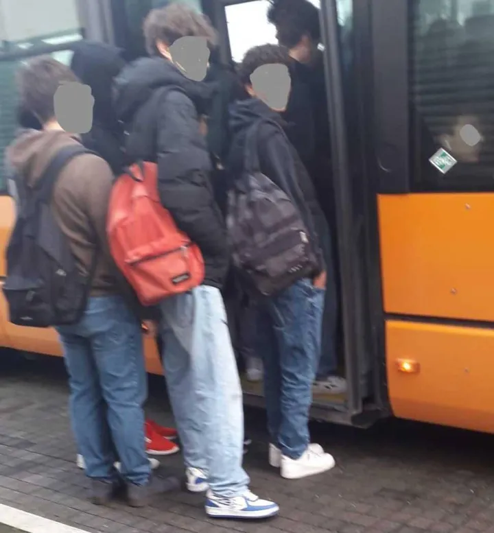 I giovani che salgono sull’autobus