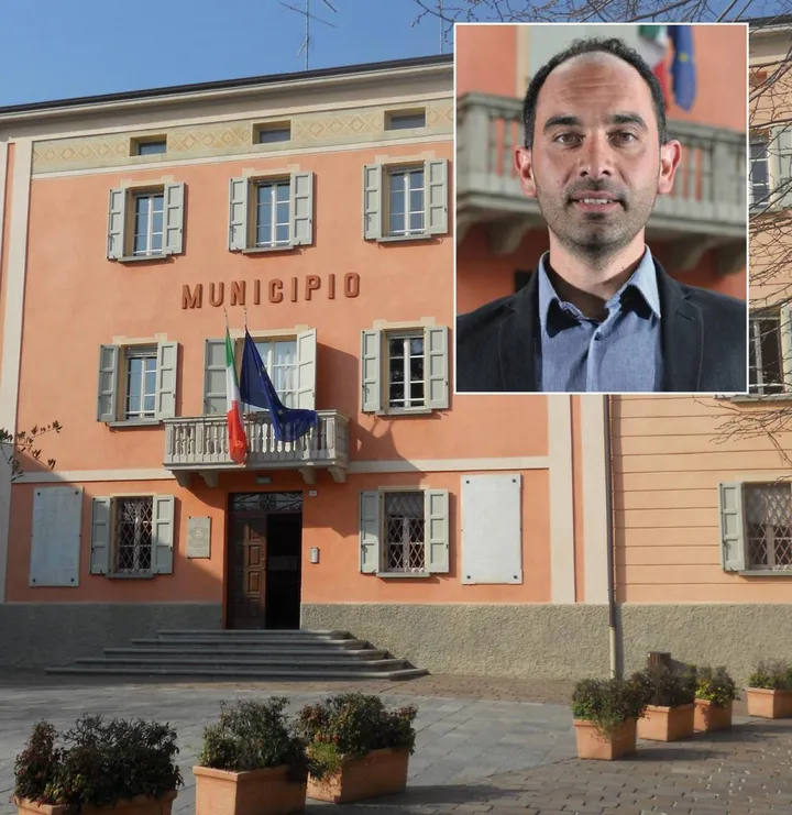 Il municipio di Casina e l’assessore ai Lavori pubblici Tommaso Manfreda