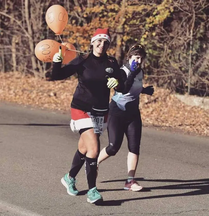 La lombarda Sabrina Tricarico è una delle 31 ’pacer’: corre con dei palloncini con su scritto 5 ore. Chi vuol fare quel tempo, si può accodare