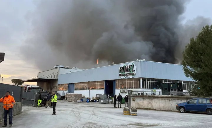 Un momento dell’incendio nell’azienda Rimel (foto Calavita)