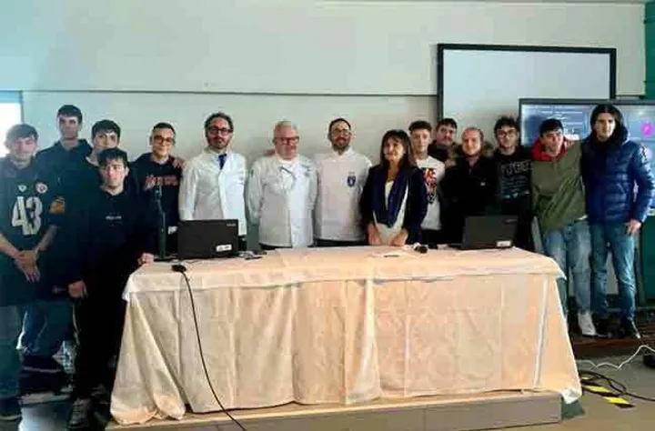 Lo chef Di Fabio con la preside Germani, prof e studenti del Buscemi