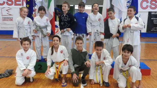 I nove piccoli karatekas civitanovesi del Kai Shotokan, con altri bambini, hanno gareggiato a Porto Recanati con coetanei di Marche e Umbria