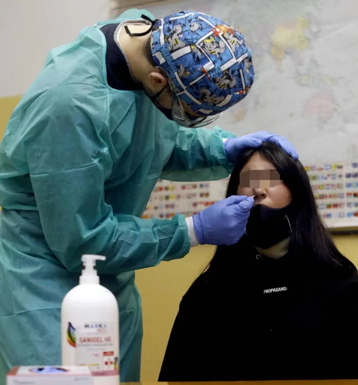 Una ragazza si sottopone al tampone per il Coronavirus (foto d’archivio)