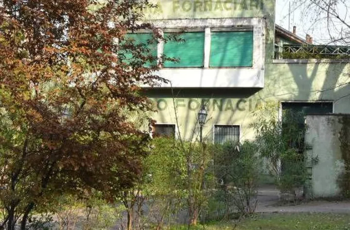 L’ex fabbrica Enocianina dove dovrebbe sorgere il comando della polizia locale