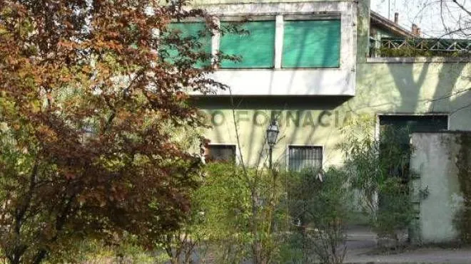 L’ex fabbrica Enocianina dove dovrebbe sorgere il comando della polizia locale