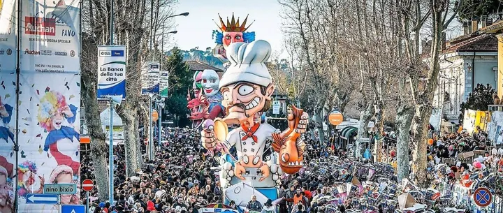Una panoramica su un’edizione del Carnevale di Fano, tra le manifestazioni più importanti della regione