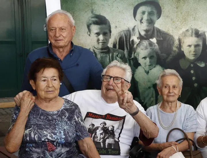 Bruno Naldi, 85 anni, in piedi, con le sorelle Mafalda, Giuliana e Martin Adler