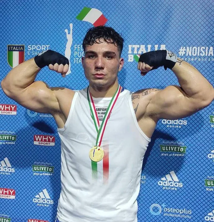 Diego ’Godzilla’ Lenzi, 21 anni, mostra i suoi muscoli dopo l’oro agli italiani