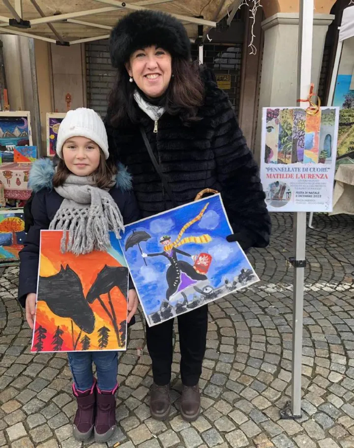 La piccola Matilde Laurenza insieme alla sindaca di Poviglio Cristina Ferraroni che ha acquistato due disegni