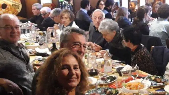 La comitiva di Rieti mentre pranzava ieri in un ristorante della città: molti di loro delusi dalle carenza di luminarie