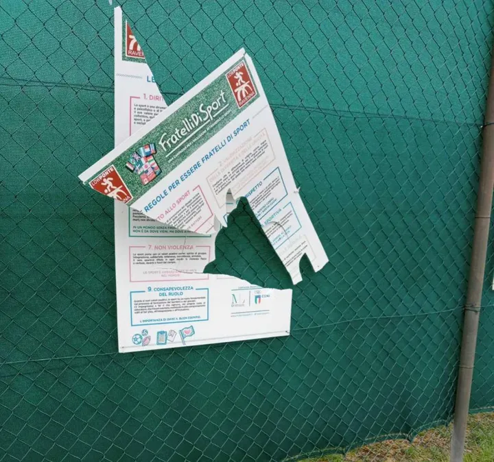 Uno dei tanti cartelloni appesi alla recinzione del campo e fatti a pezzi venerdì