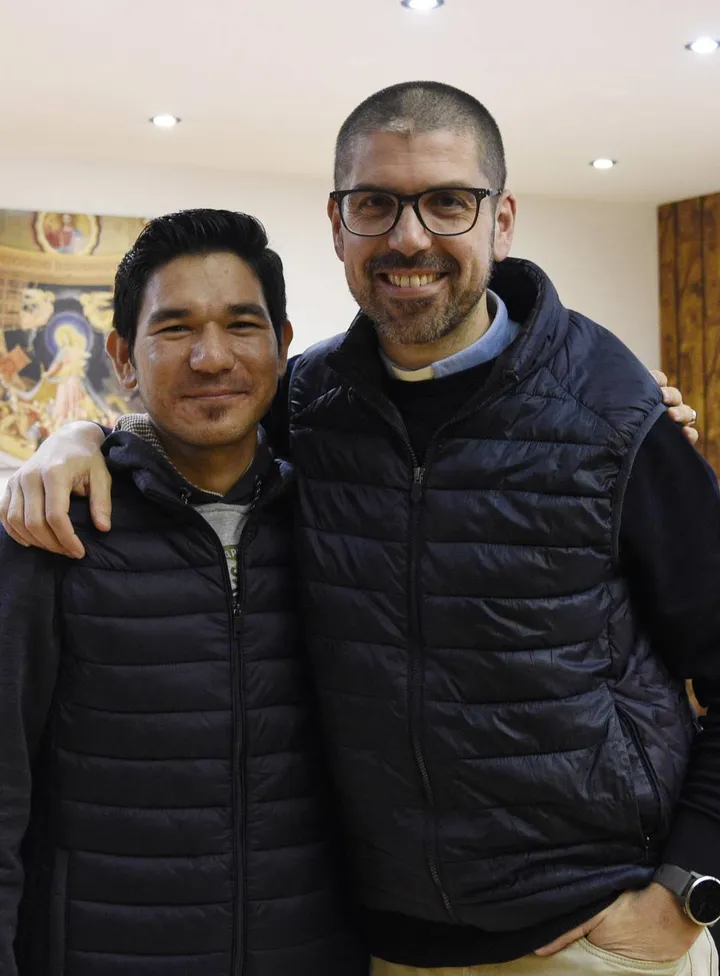 Mustafa Alizada, afghano di etnia Hazara, con don Francesco Galante, direttore dei Salesiani (Calavita)
