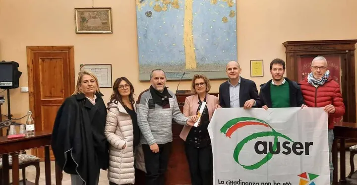 I partecipanti alla cerimonia di donazione: al centro, in giacca scura, il sindaco di Cantiano, Alessandro Piccini