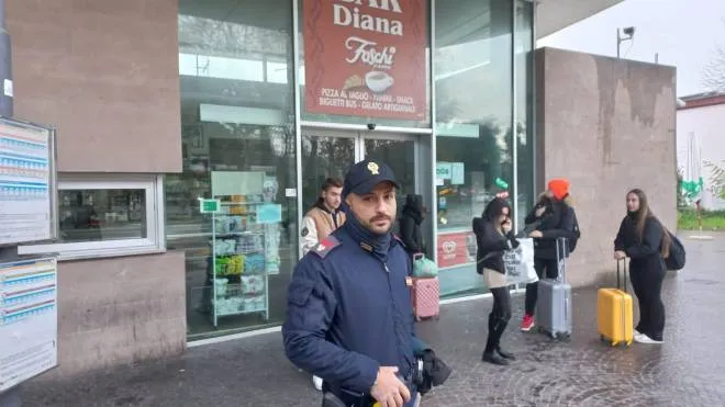 Un poliziotto della Volante davanti al bar Diana, dove è avvenuto il furto