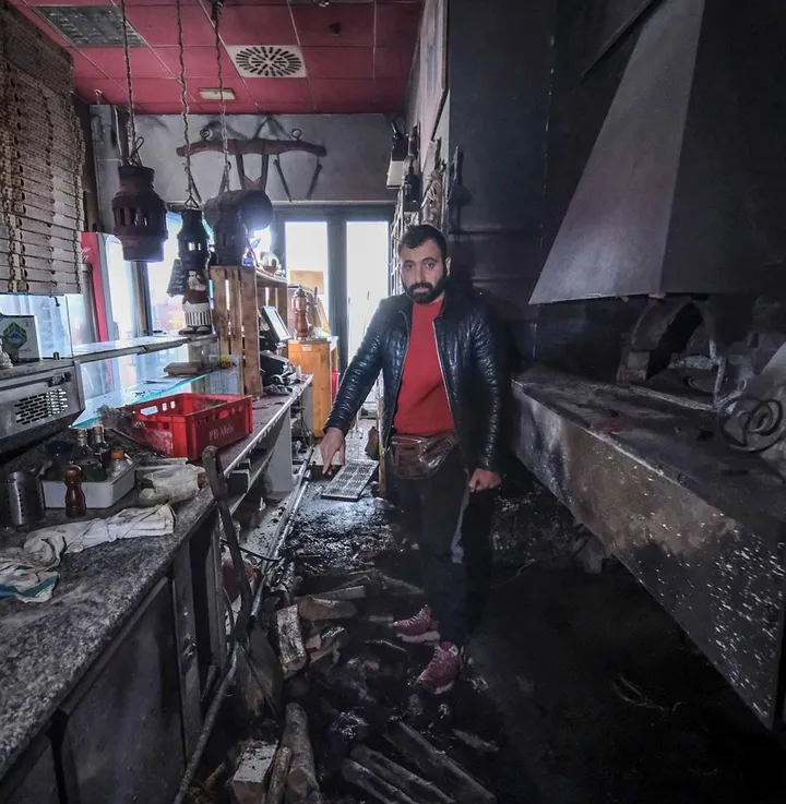 Il sopralluogo del titolare nella pizzeria devastata dall’incidente (. foto Petrangeli