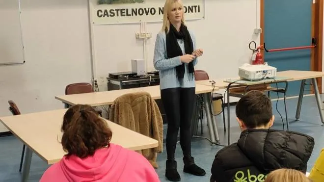 Martina Rinaldi durante la lezione all’istituto comprensivo di Castelnovo Monti