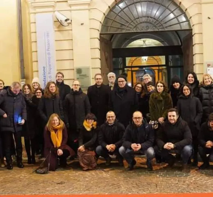 Foto di gruppo per i rappresentanti dei Comuni finalisti della Capitale italiana della cultura 2024