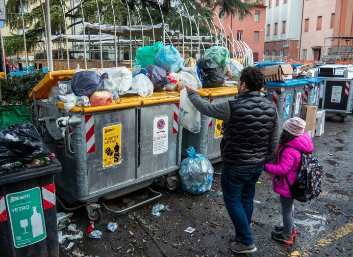 Cassonetti strabordanti di rifiuti a Faenza (foto Tedioli)