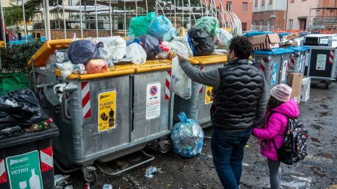 Cassonetti strabordanti di rifiuti a Faenza (foto Tedioli)