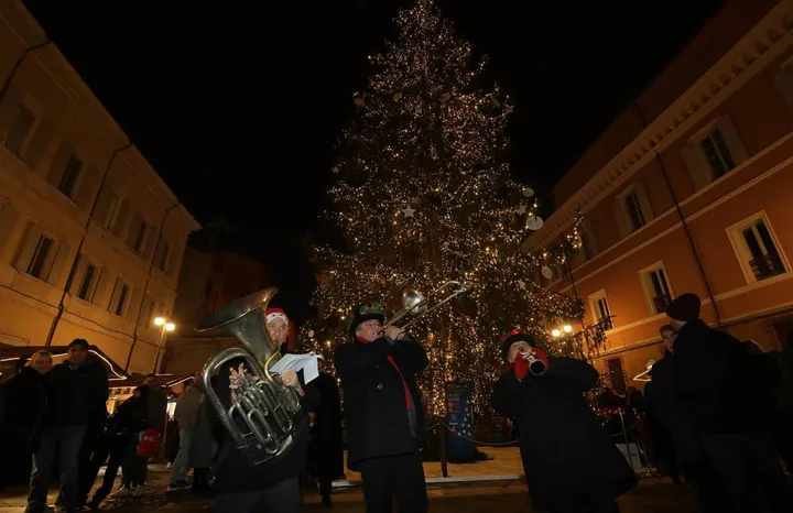 La piazza di Ravenna in questi giorni, illuminata dall’albero di Natale