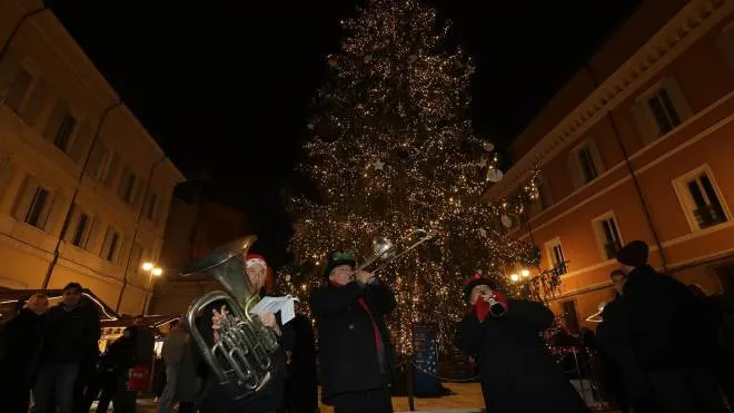 La piazza di Ravenna in questi giorni, illuminata dall’albero di Natale