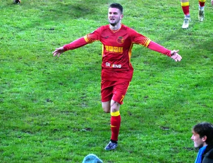 L’attaccante albanese Akileu Ndreca festeggia dopo il gol segnato contro il Carpi