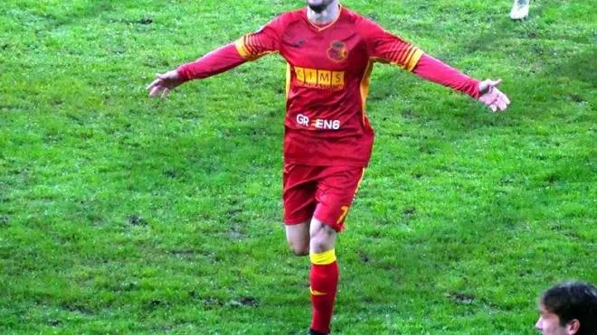 L’attaccante albanese Akileu Ndreca festeggia dopo il gol segnato contro il Carpi