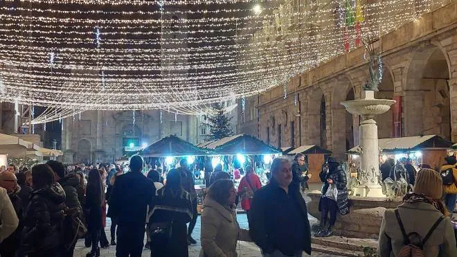Luminarie e mercatino in piazza Arringo