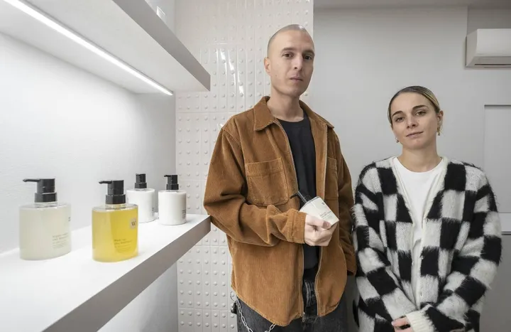 Gian Luca Lombardi e Clara Cacciuttolo nel loro negozio Monholi (Foto Fabrizio Zani)