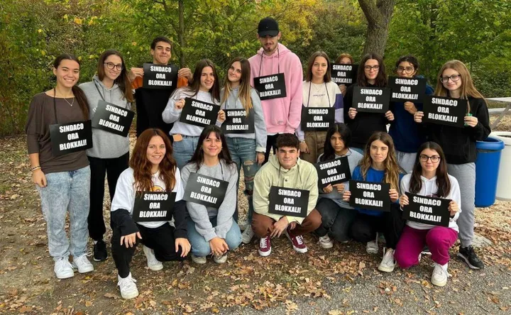 I ragazzi del liceo Morandi che avevano protestano contro l’ampliamento della discarica facendo un appello al sindaco per bloccare l’opera