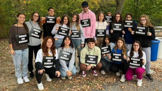 I ragazzi del liceo Morandi che avevano protestano contro l’ampliamento della discarica facendo un appello al sindaco per bloccare l’opera
