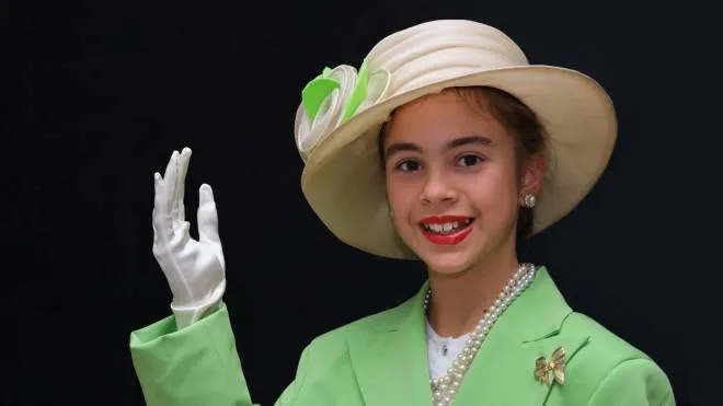 Una studentessa interpreta la regina Elisabetta II, scomparsa di recente