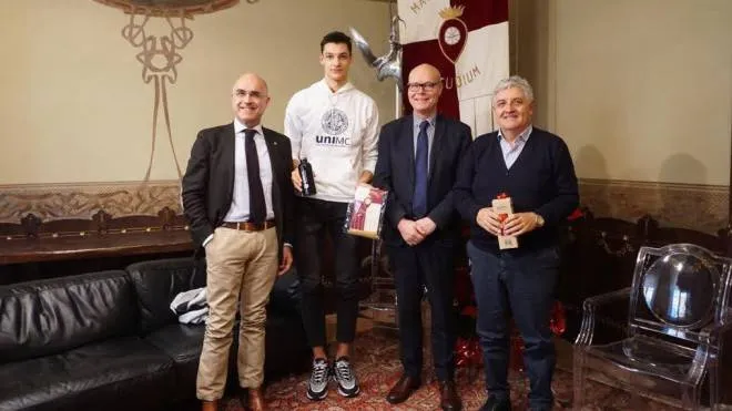 Da sinistra, Mauro Giustozzi, il giocatore e studente universitario Aleksandar Nikolov, il rettore John McCourt e Giuseppe Cormio, dg della Lube