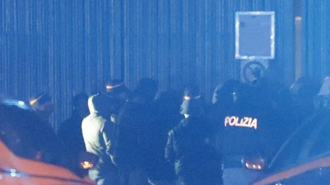 Un intervento delle forze dell’ordine fuori dallo stadio Benelli (foto di repertorio)