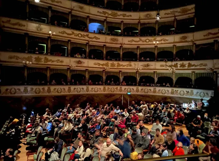 La platea del Teatro Bonci gremita durante lo scorso fine settimana