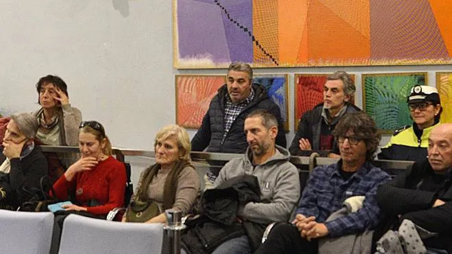 Alcuni residenti di Torraccia contrari al laboratorio dell’Istituto zooprofilattico intervenuti ieri in Consiglio comunale