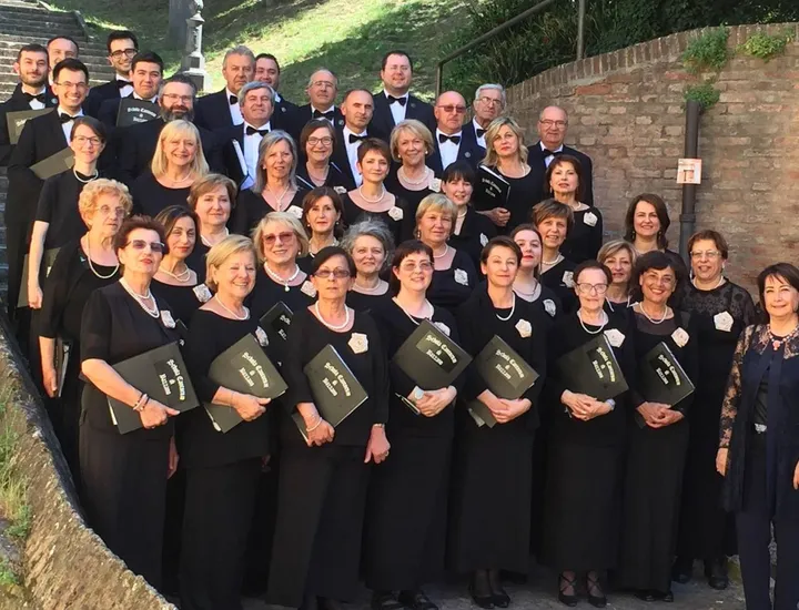 La corale Schola Cantorum di Bazzano è nata nel 1982 e oggi conta 43 coristi