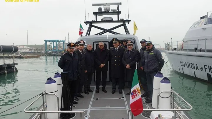 La nuova imbarcazione con i vertici della Finanza e il prefetto Darco Pellos
