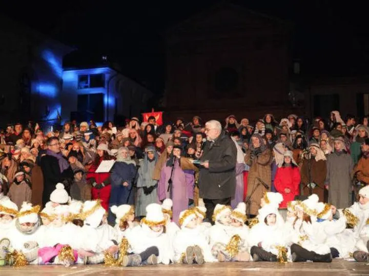 Il vescovo Giovanni Mosciatti sul palco con i bambini nell’edizione di ’Accadde a Betlemme’ del 2019