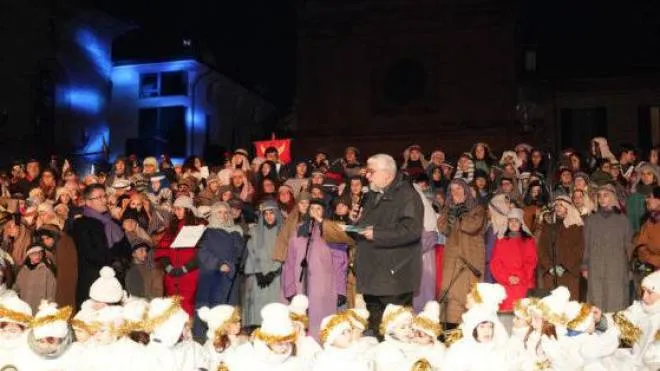 Il vescovo Giovanni Mosciatti sul palco con i bambini nell’edizione di ’Accadde a Betlemme’ del 2019